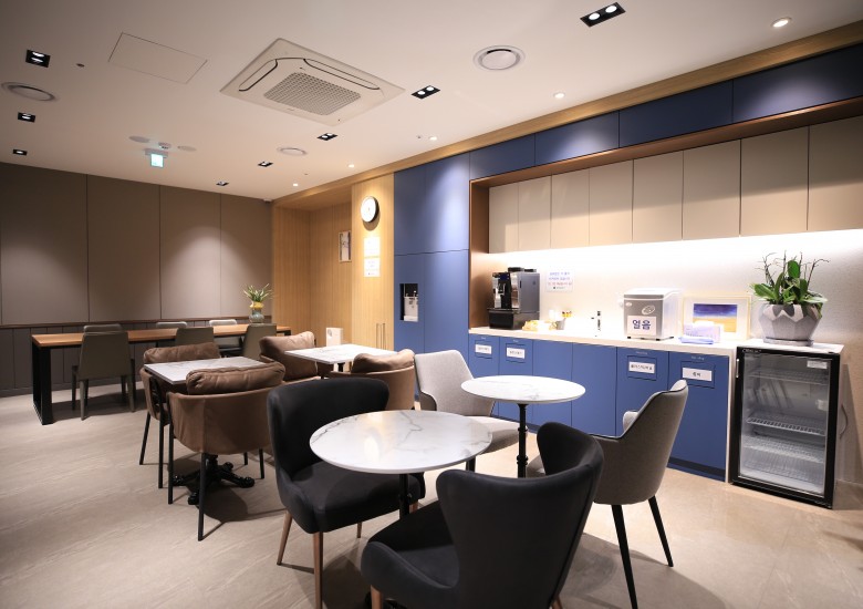 신촌역 4호점 10층 LOUNGE